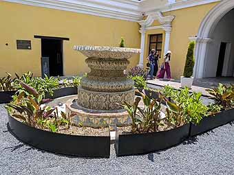 Antigua, Compania de Jesus Church and College fountain